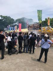 名産品を購入する来場者の様子
