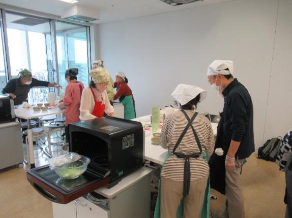 電子レンジ調理の様子