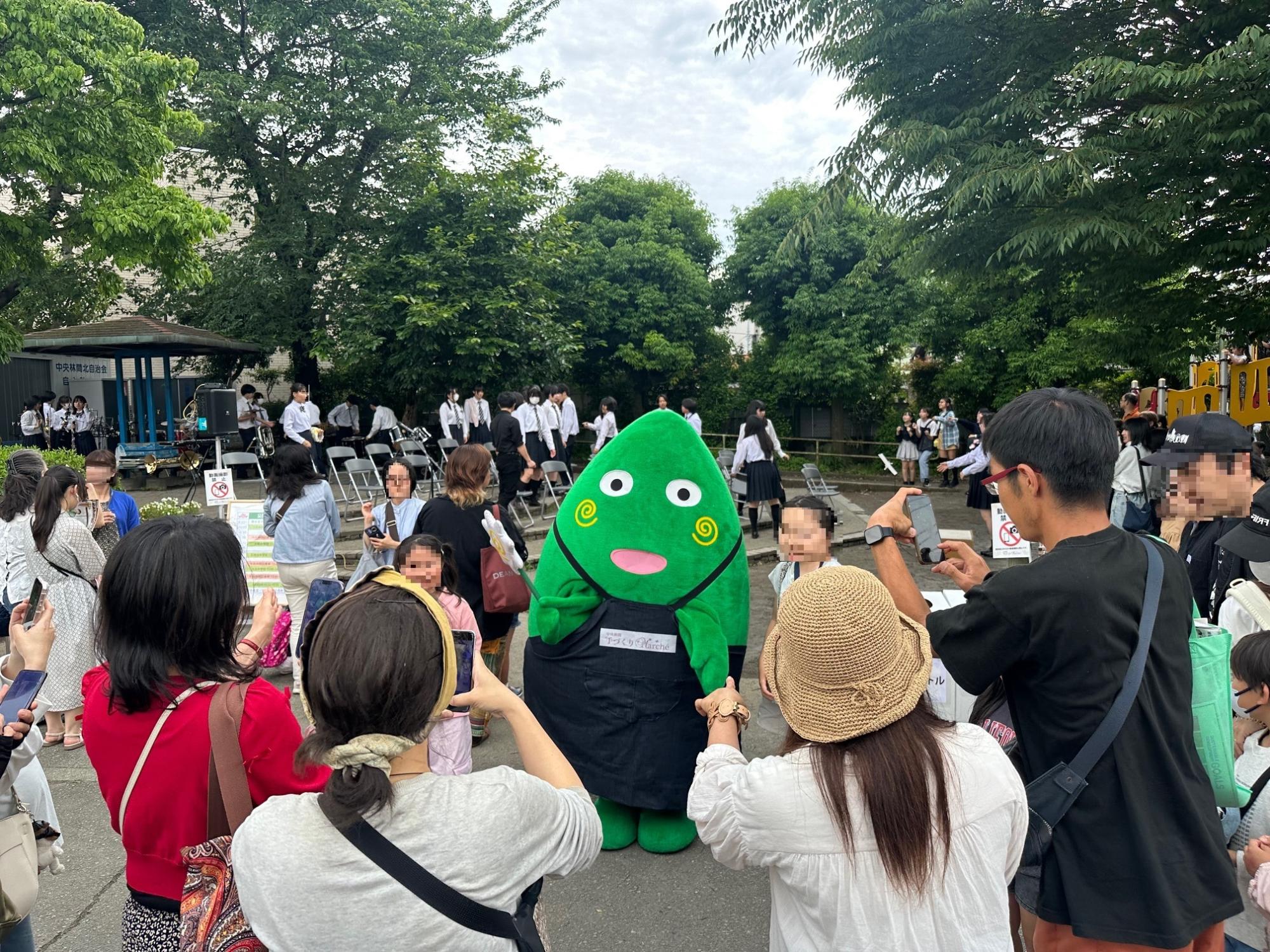 エプロンを付けたヤマトンと子どもたち