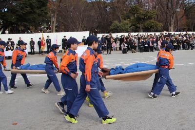 出初式で毛布担架で搬送している少年消防団員