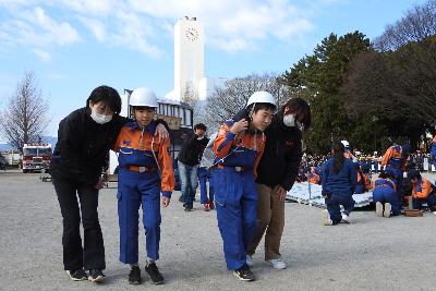 出初式でけが人の避難誘導をしている少年消防団員