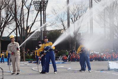 出初式で放水をする少年消防団員