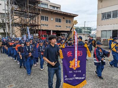 パレードの練習をする小学生団員