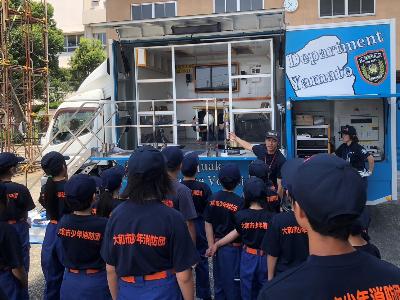 起震車で地震体験をする少年消防団員
