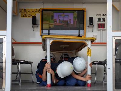 起震車で地震体験をする少年消防団員