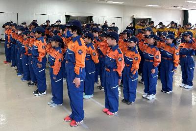 整列する少年消防団員