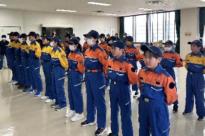 整列する少年消防団員
