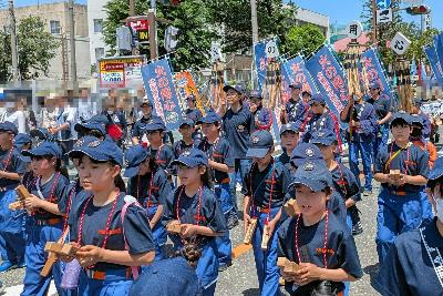 市民まつりパレードで行進している少年消防団員たち