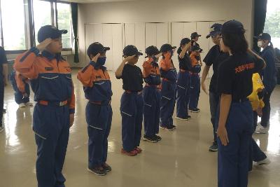 訓練礼式を練習する少年消防団員