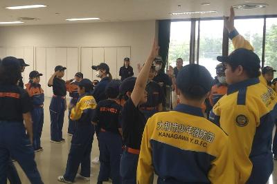 訓練礼式を練習する少年消防団員