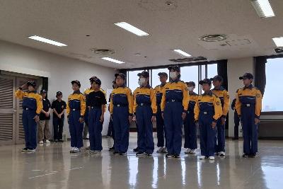 整列している少年消防団員