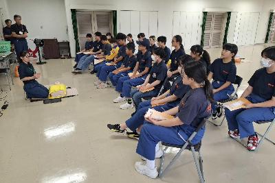 普通救命講習の講義を聴く中学生団員たち
