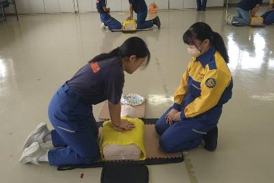 胸骨圧迫の練習をする団員