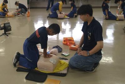 胸骨圧迫の練習をする団員