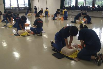胸骨圧迫の練習をする団員