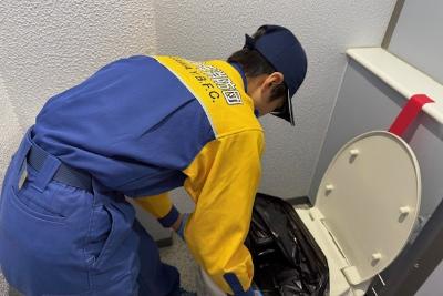 災害時のトイレを作成する少年消防団員