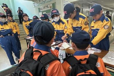 避難生活施設の受付をする少年消防団員