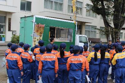 キッチンカーを見学する少年消防団員