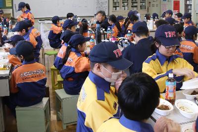 避難所体験でカレーライスを食べる少年消防団員