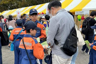 火災予防運動をする少年消防団員