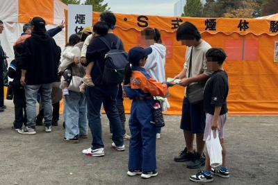 火災予防運動をする少年消防団員