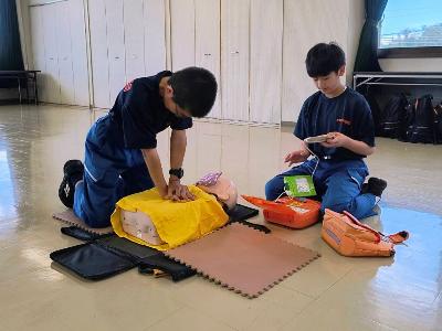 救命講習を受ける少年消防団員