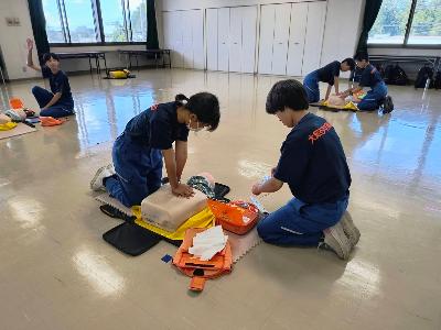 救命講習を受ける少年消防団員