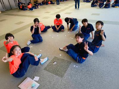 ゲームをする少年消防団員