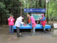 山形県人会加藤会長から「新しい公共を創造する市民活動推進基金」を頂いており、左後ろにいるピンク色のジャンパーを着た女性が拍手をしてる写真