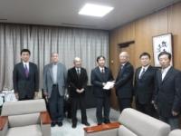 大和市全国県人会連合会会長などを含め計6名が、大木市長に義援金を手渡ししている写真