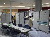 ボランティア情報のパネルを見ている来場者の様子