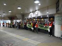 大和駅前で義援金募金活動を行う県人会メンバーの様子