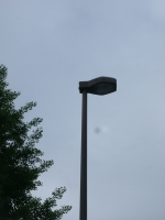 樹木のあるところに設置してある街路灯（道路照明灯）の写真