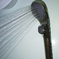 シャワーから水が勢いよく出ているアップの写真