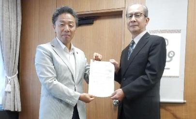 環境審議会会長から市長へ答申書を手渡した写真