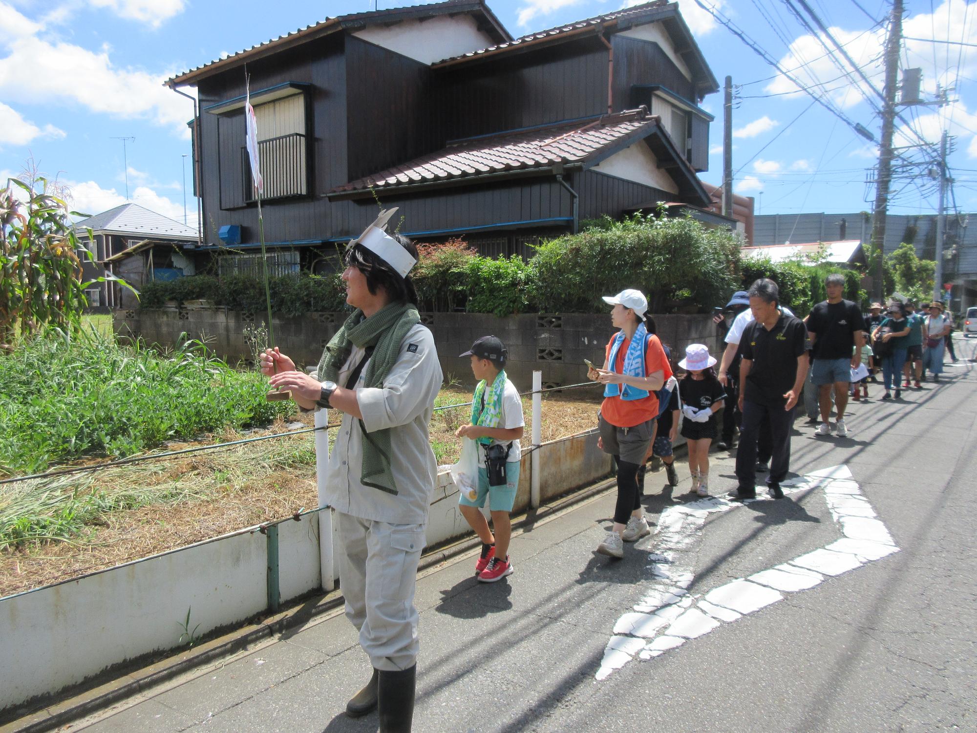 おいもくん先導で圃場へ移動
