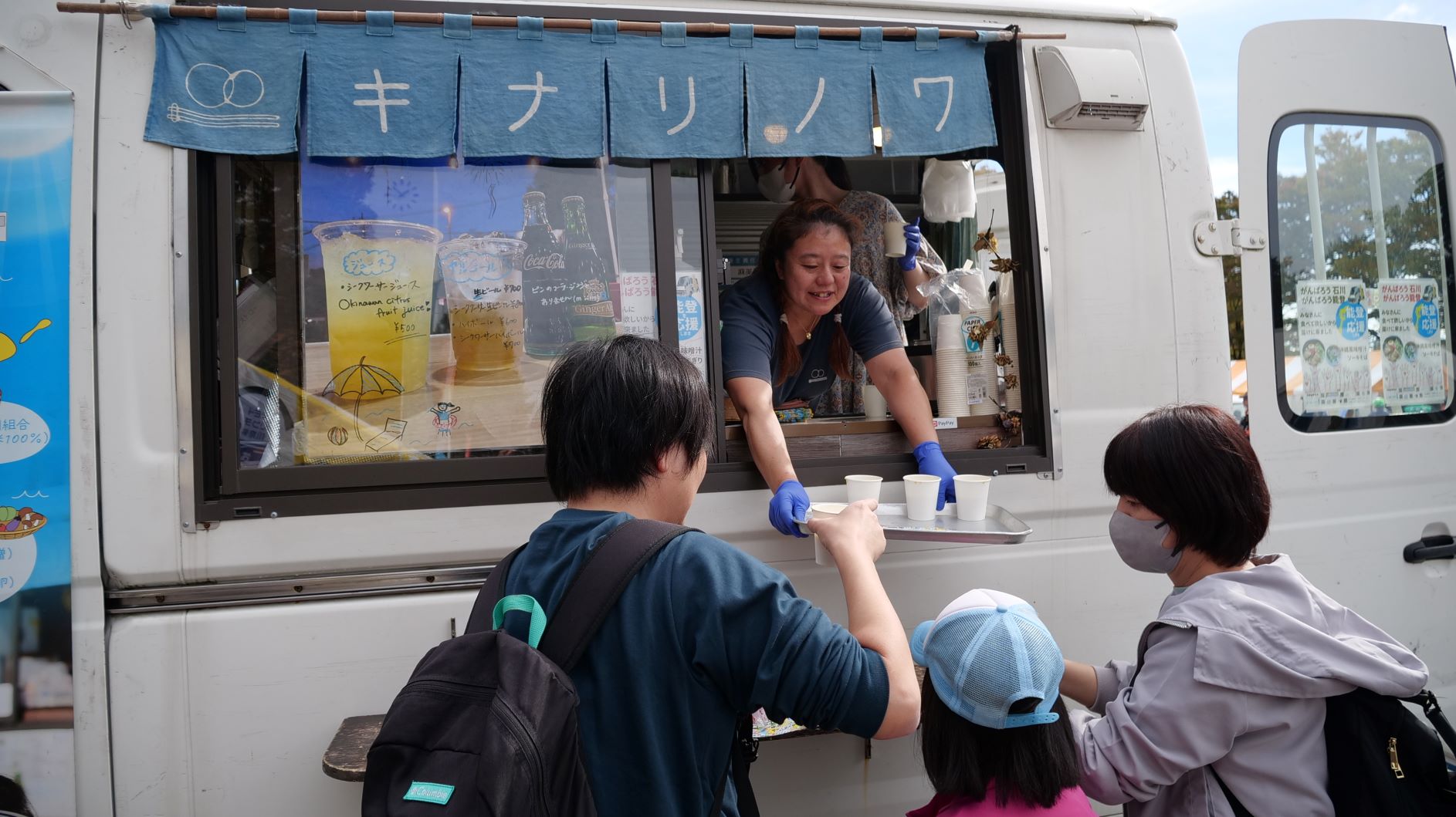 防災・消防フェスタ2025が開催。キッチンカーによる飲食物提供訓練が実施されている様子