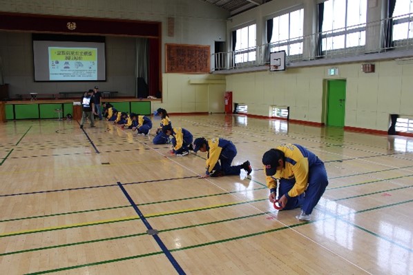 大和市少年消防団が避難生活施設運営体験訓練を実施している様子
