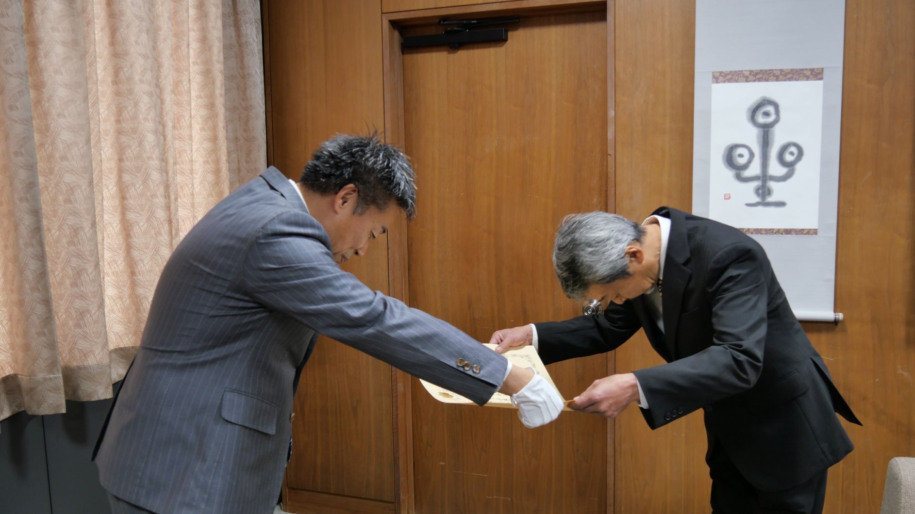 市長が新緑野自治会長に表彰状を渡している写真