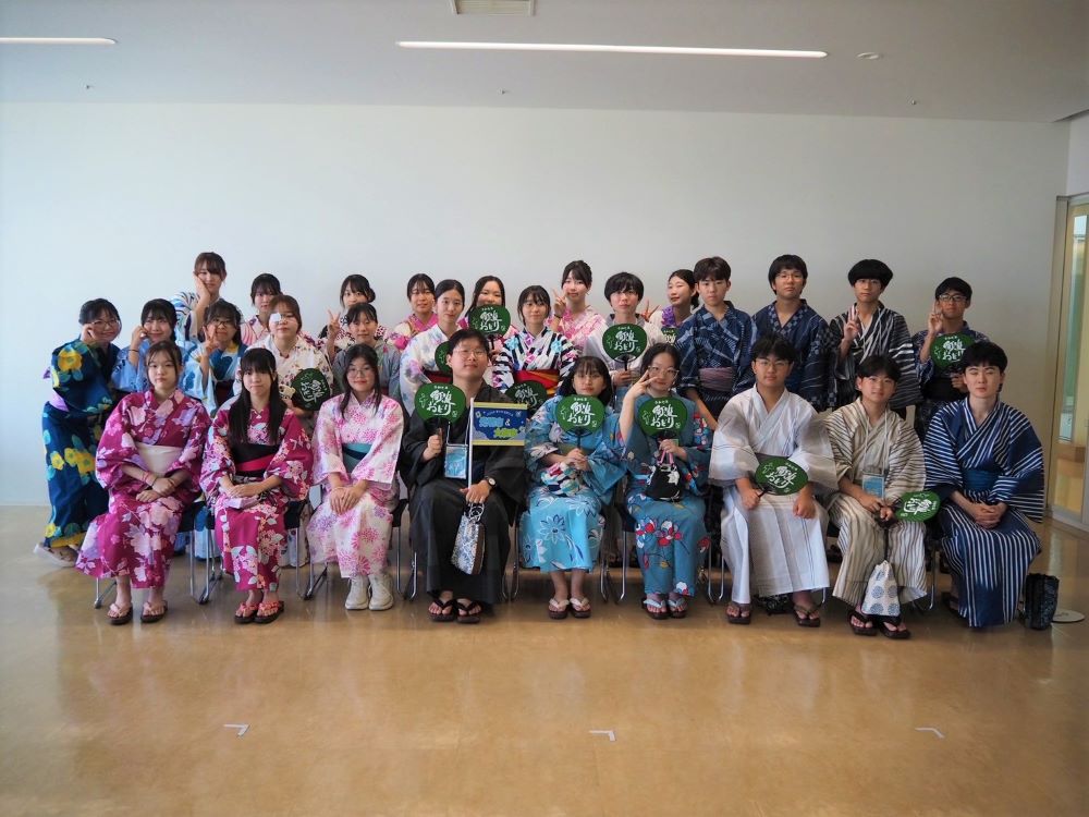 光明市交流事業の青少年団の集合写真