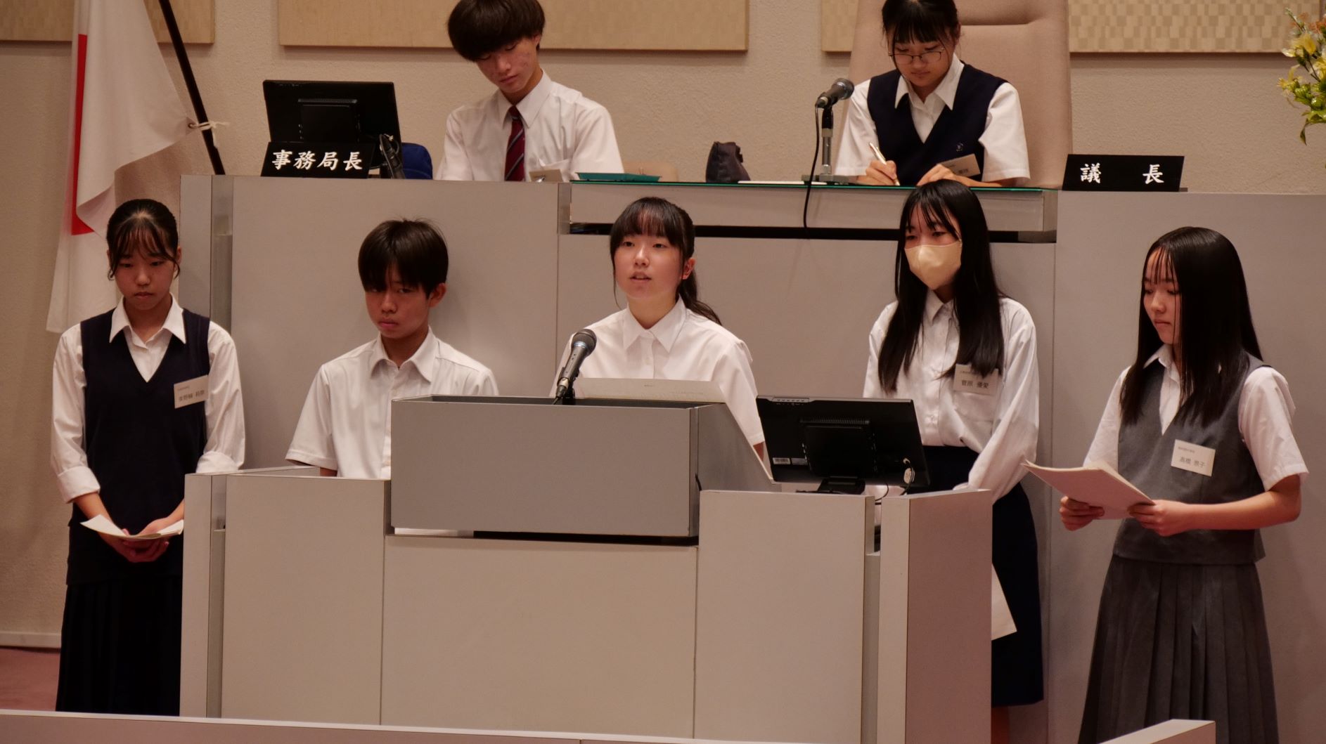 中学生の中学生による中学生のための会議の発表の様子