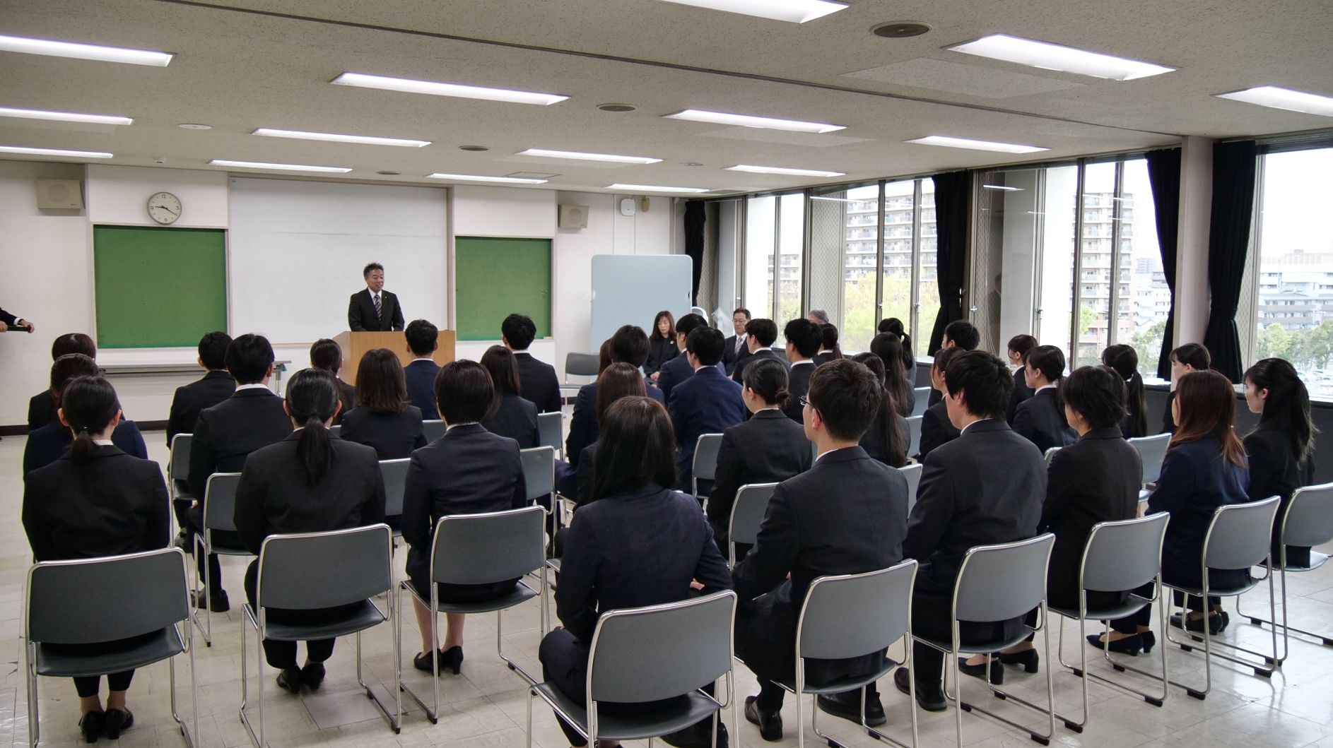 令和8年度新採用辞令交付の様子