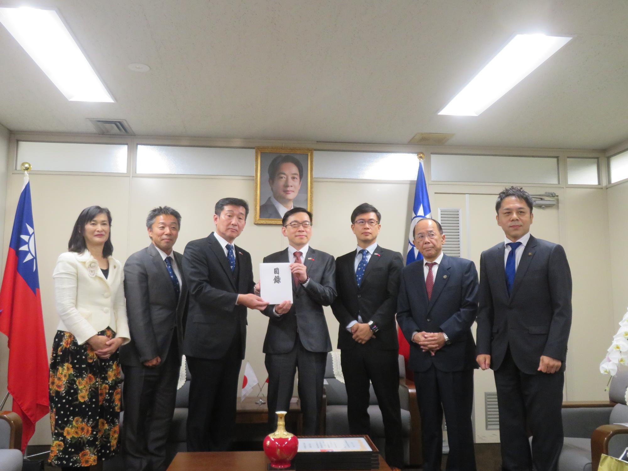 4市連携による台湾東部・花蓮県豪雨災害救援募金を贈呈している