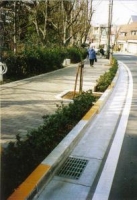 整備された広い歩道と側溝を撮影した写真
