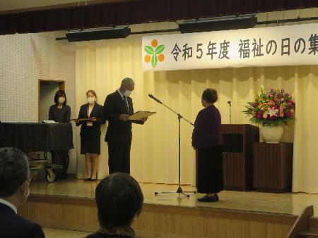 石井会長から賞状を受け取る表彰者