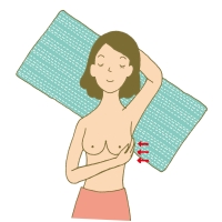 女性が上半身裸であおむけになり右手で左の乳房の外側を触診しているイラスト