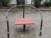 一人がけのベンチの周りに手すりが付いている健康遊具脇ストレッチベンチの写真