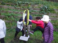 黄色の手すりのついた運動器具で女性二人が運動をしている写真