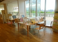 木造のフローリングの部屋に測定器がテーブルに並べられている写真