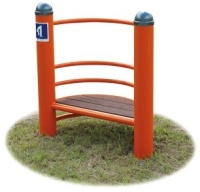 半円形の柵の下に半円形の踏み台がある健康遊具ベンドステップの写真